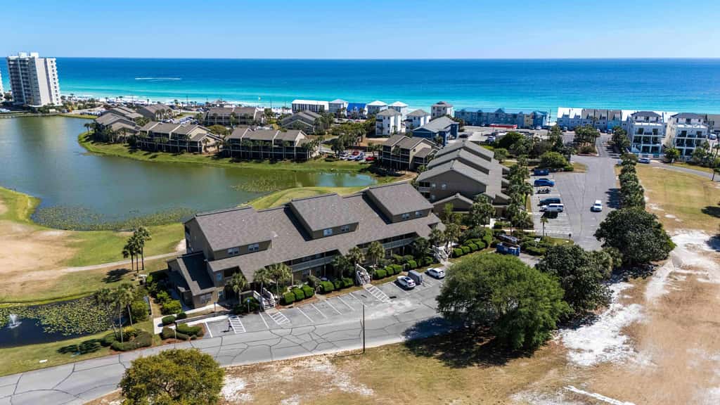 Lakefront condo with pool, pickleball, golf & private beach access