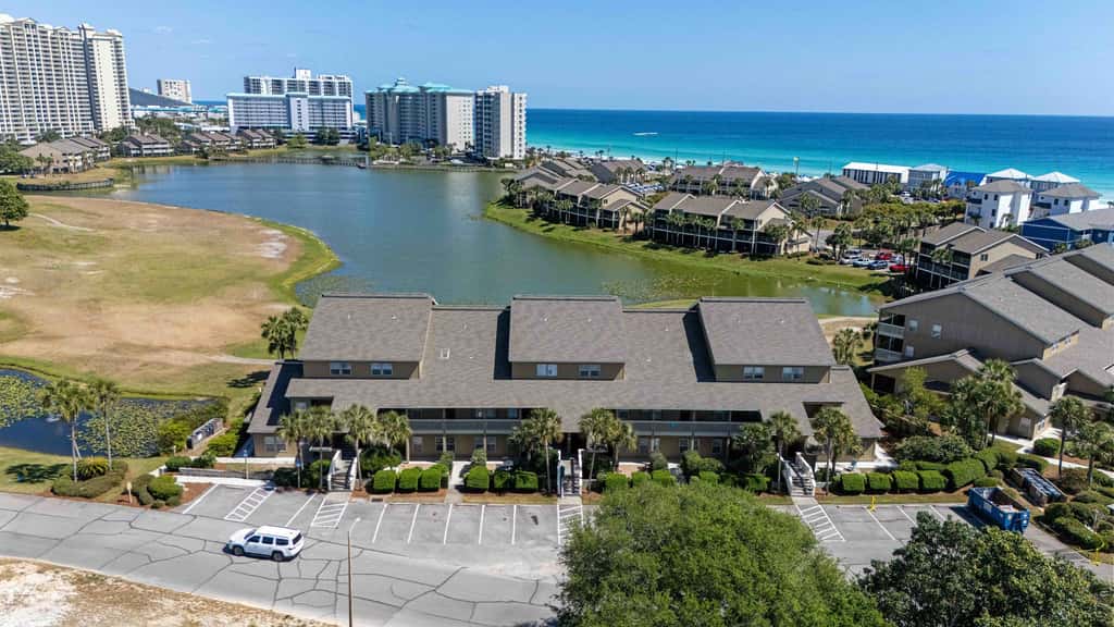 Lakefront condo with pool, pickleball, golf & private beach access