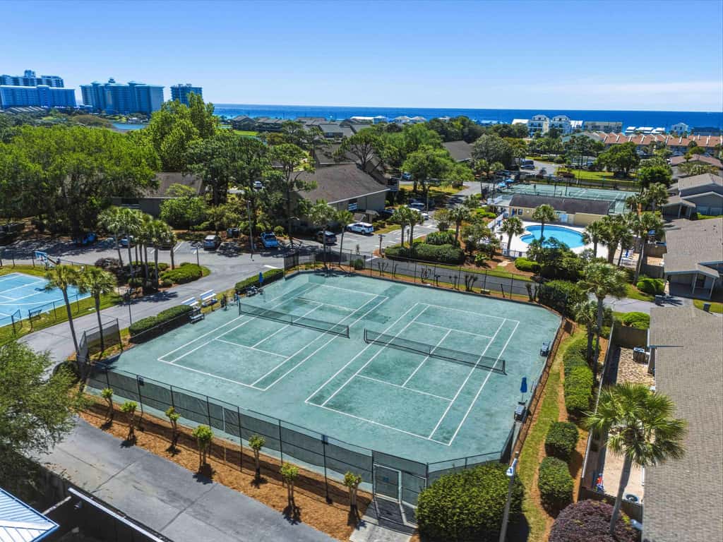 Lakefront condo with pool, pickleball, golf & private beach access