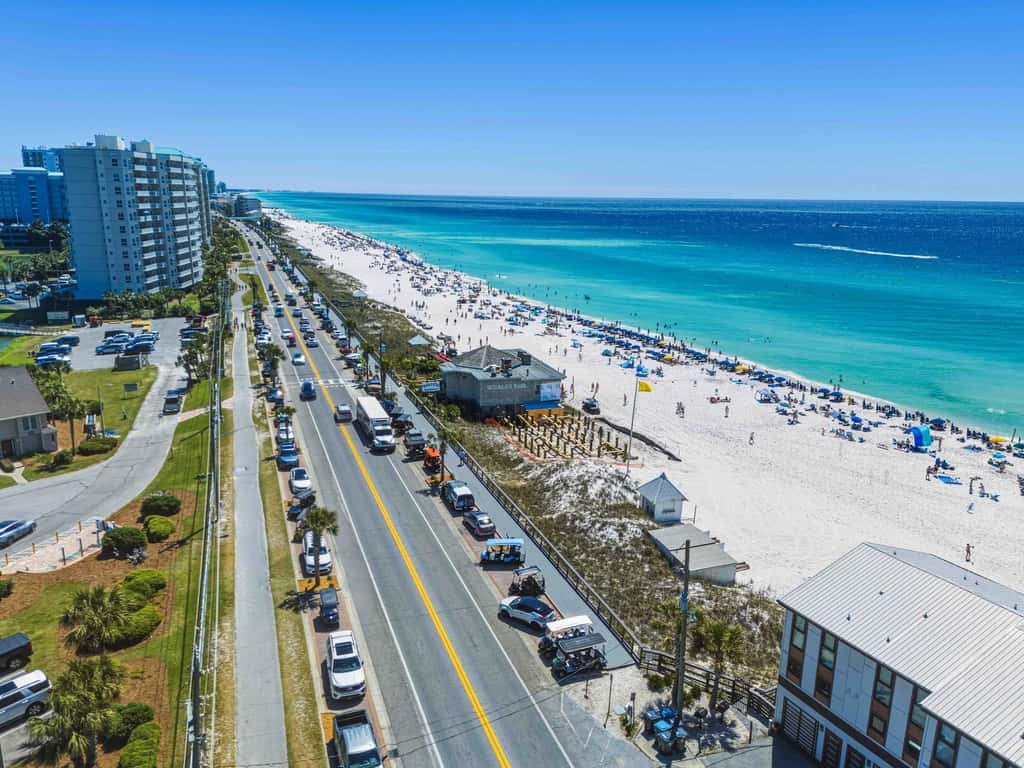 Lakefront condo with pool, pickleball, golf & private beach access