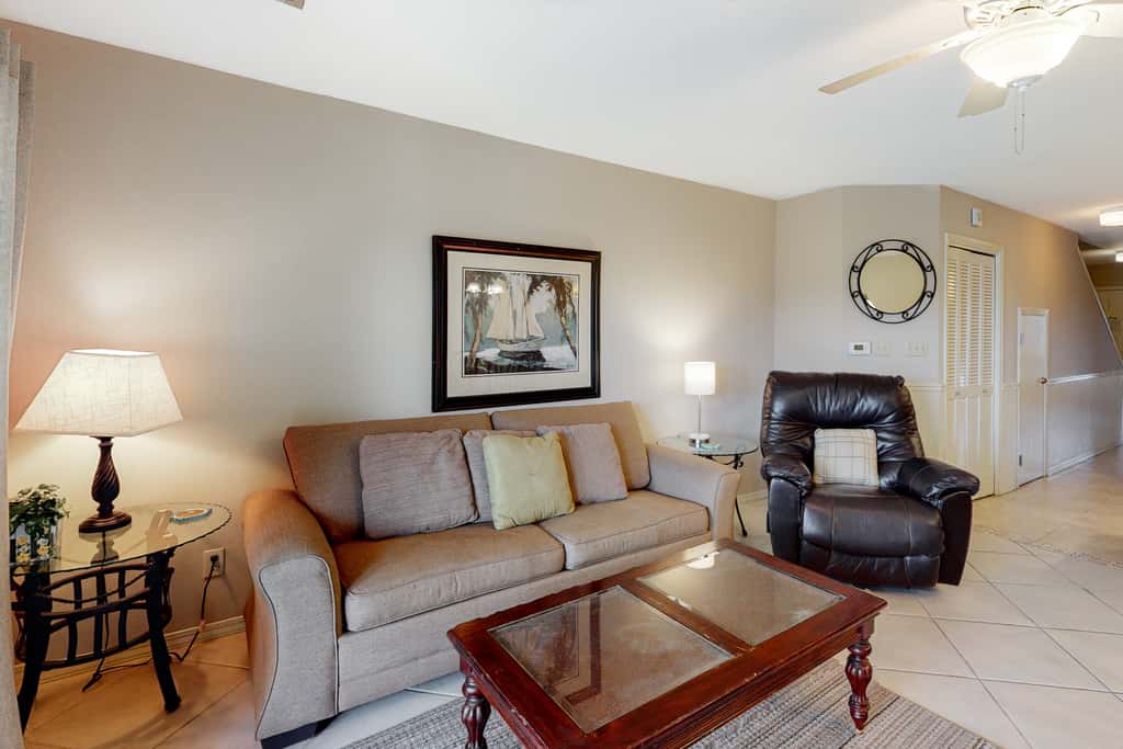 Comfortable dog-friendly townhome with full kitchen - walk to the beach
