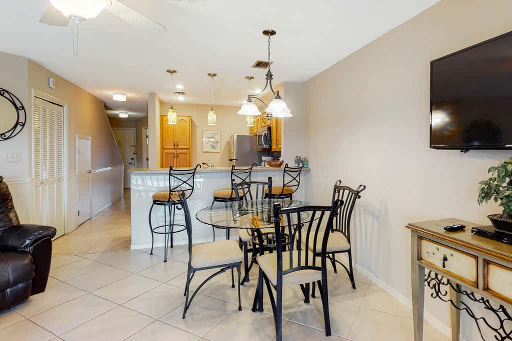 Comfortable dog-friendly townhome with full kitchen - walk to the beach