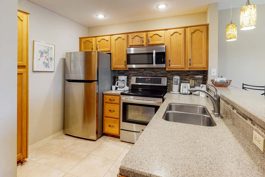 Comfortable dog-friendly townhome with full kitchen - walk to the beach