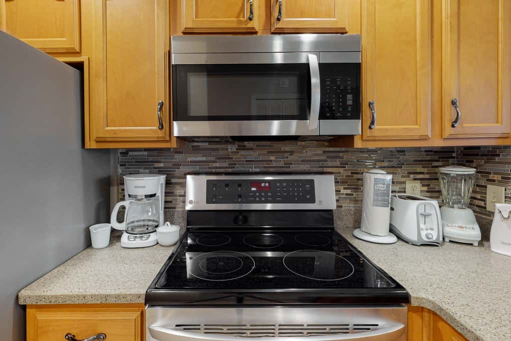 Comfortable dog-friendly townhome with full kitchen - walk to the beach