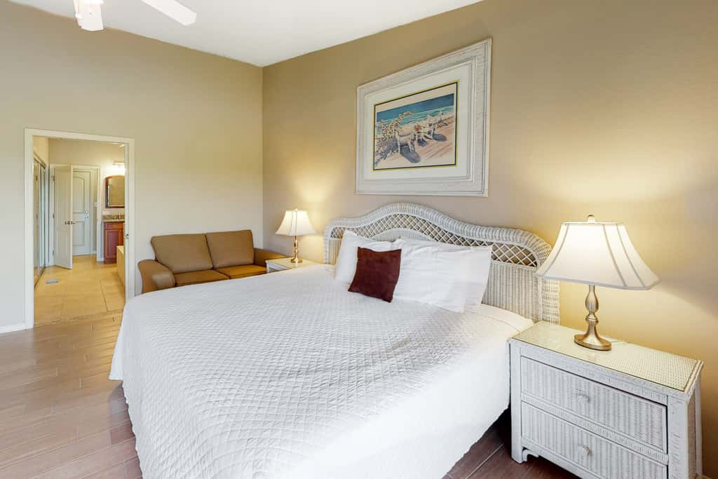 Comfortable dog-friendly townhome with full kitchen - walk to the beach