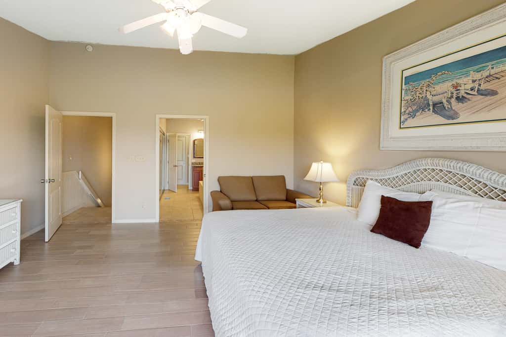 Comfortable dog-friendly townhome with full kitchen - walk to the beach