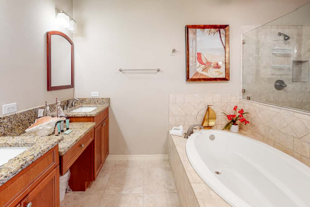 Comfortable dog-friendly townhome with full kitchen - walk to the beach