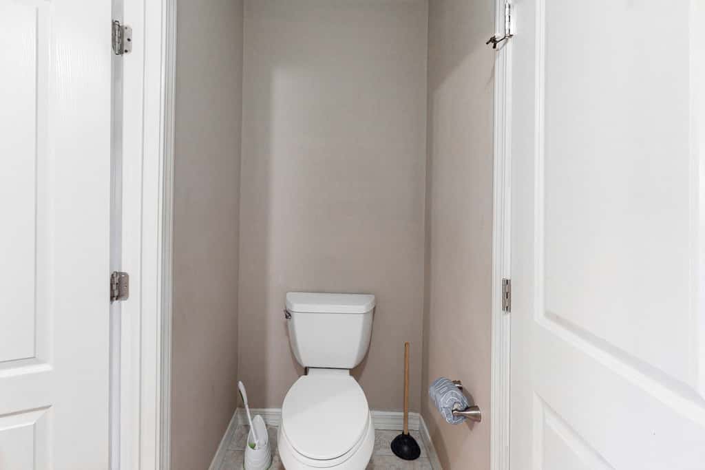 Comfortable dog-friendly townhome with full kitchen - walk to the beach