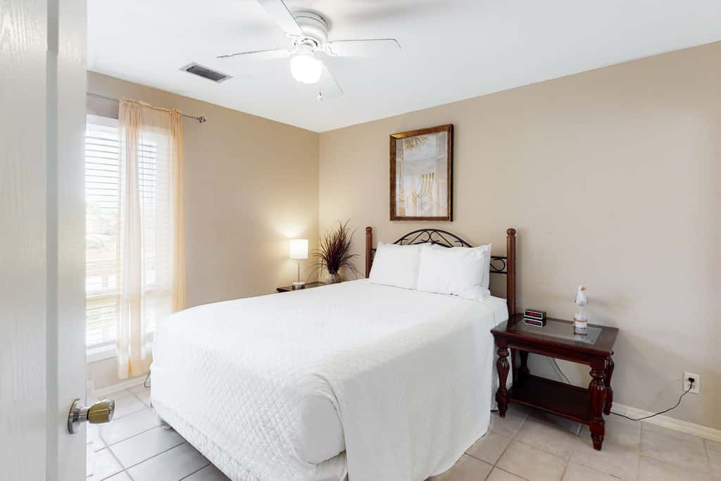 Comfortable dog-friendly townhome with full kitchen - walk to the beach