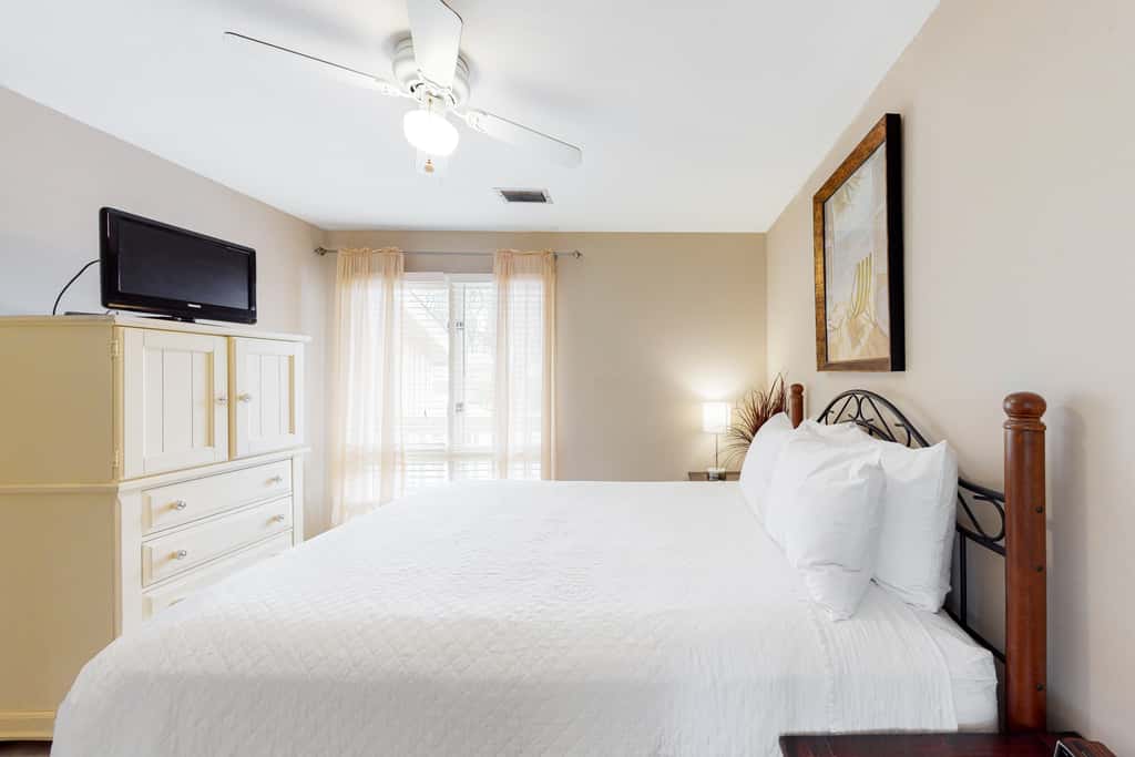 Comfortable dog-friendly townhome with full kitchen - walk to the beach