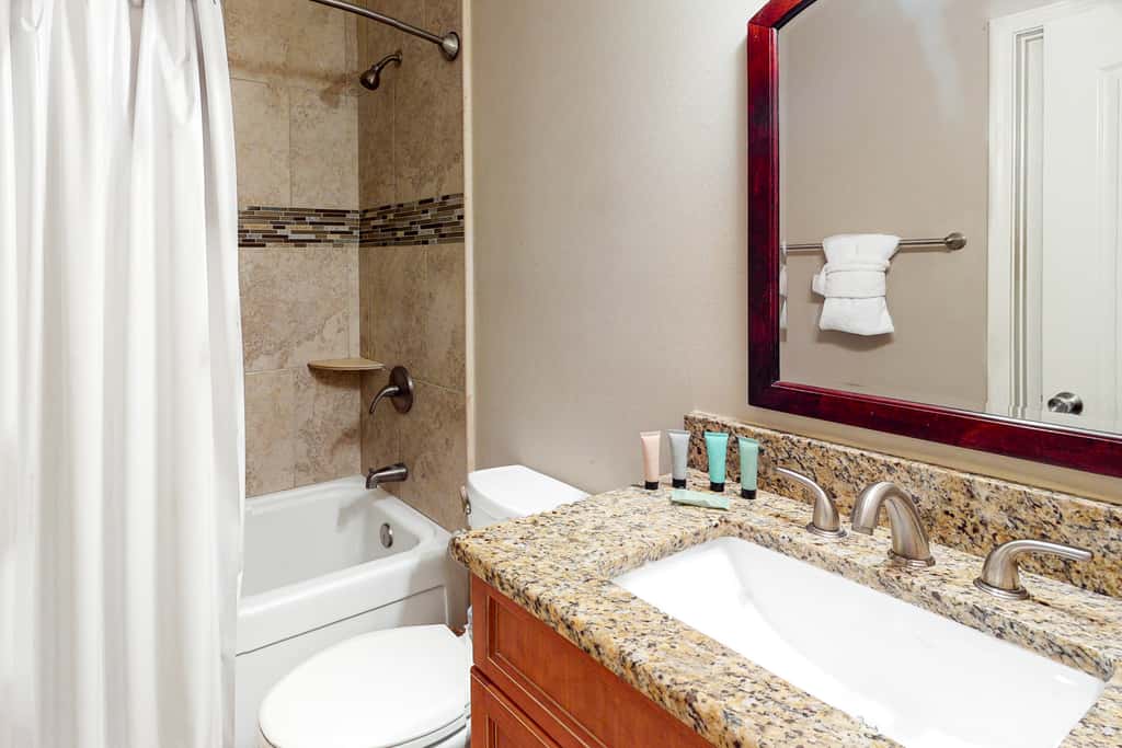 Comfortable dog-friendly townhome with full kitchen - walk to the beach