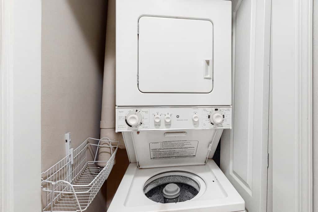 Comfortable dog-friendly townhome with full kitchen - walk to the beach