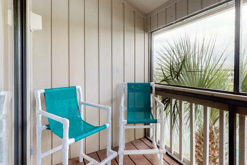 Comfortable dog-friendly townhome with full kitchen - walk to the beach