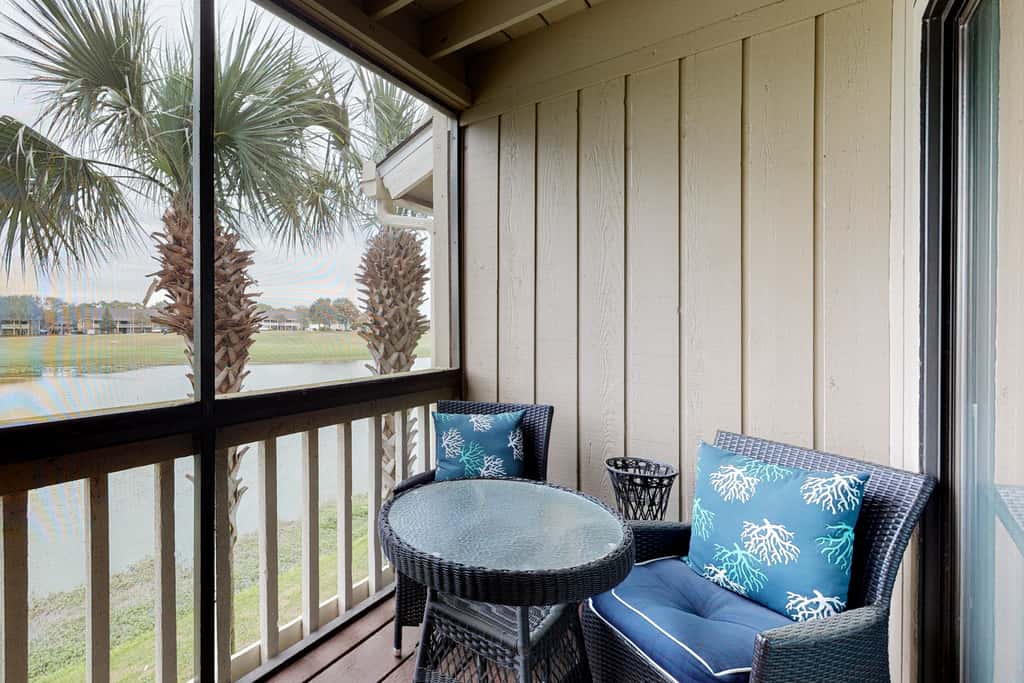 Comfortable dog-friendly townhome with full kitchen - walk to the beach