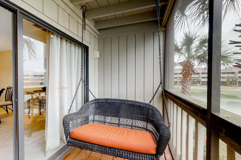 Comfortable dog-friendly townhome with full kitchen - walk to the beach