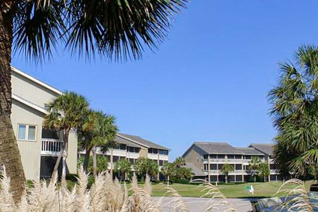Comfortable dog-friendly townhome with full kitchen - walk to the beach