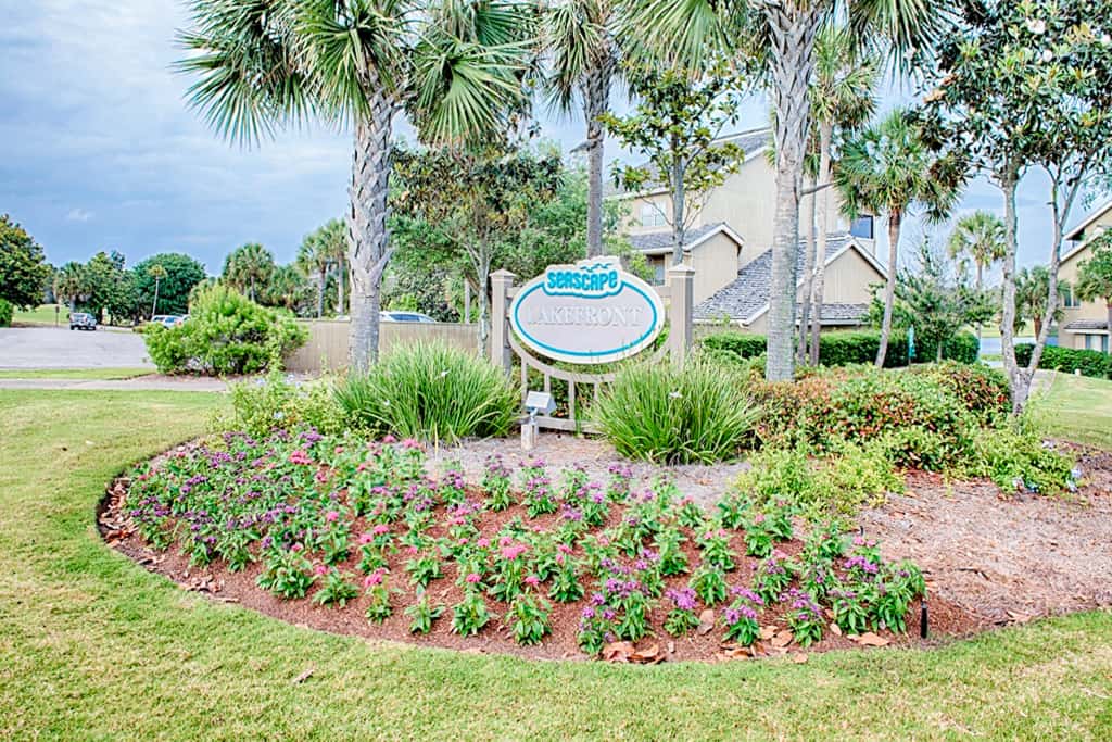 Comfortable dog-friendly townhome with full kitchen - walk to the beach