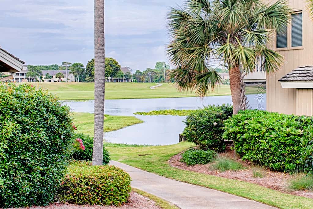 Comfortable dog-friendly townhome with full kitchen - walk to the beach