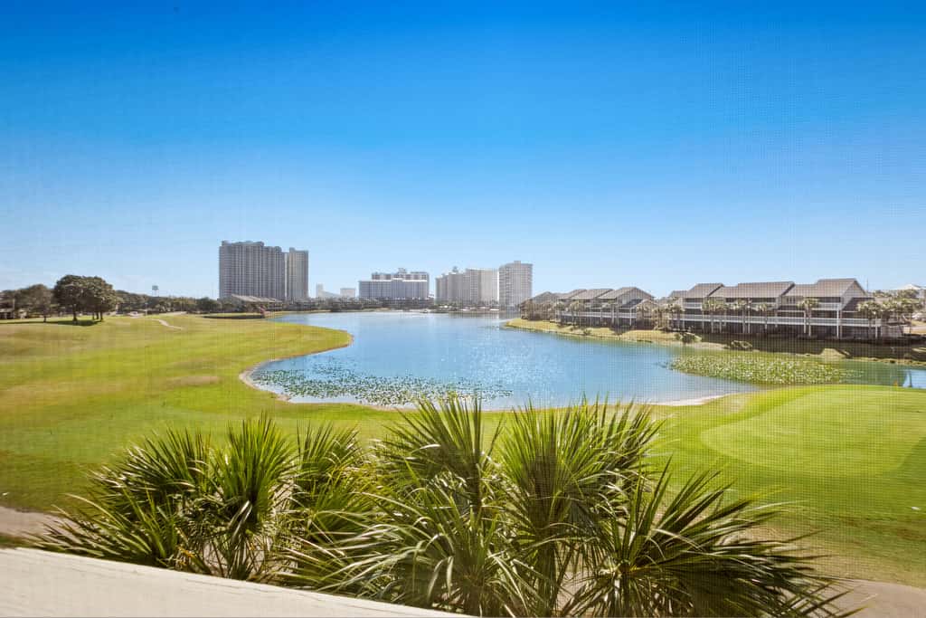 Comfortable dog-friendly townhome with full kitchen - walk to the beach