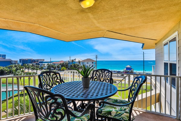 Remodeled ocean-view condo with pools, tennis court, washer&dryer, balcony & AC