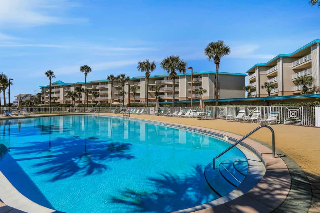 Remodeled ocean-view condo with pools, tennis court, washer&dryer, balcony & AC