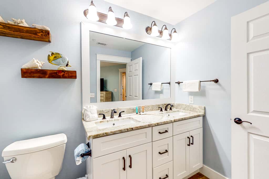 Ground-floor condo with large patio, pools, tennis, & parking - steps to beach