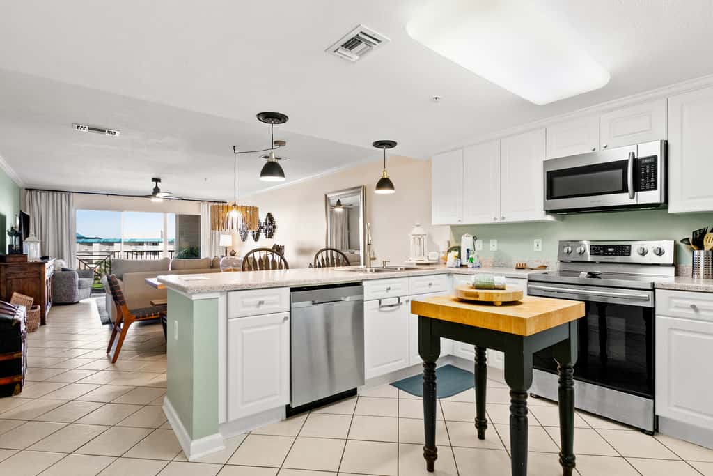 Ocean view condo with high-speed WiFi, balcony, shared pool, & beach access