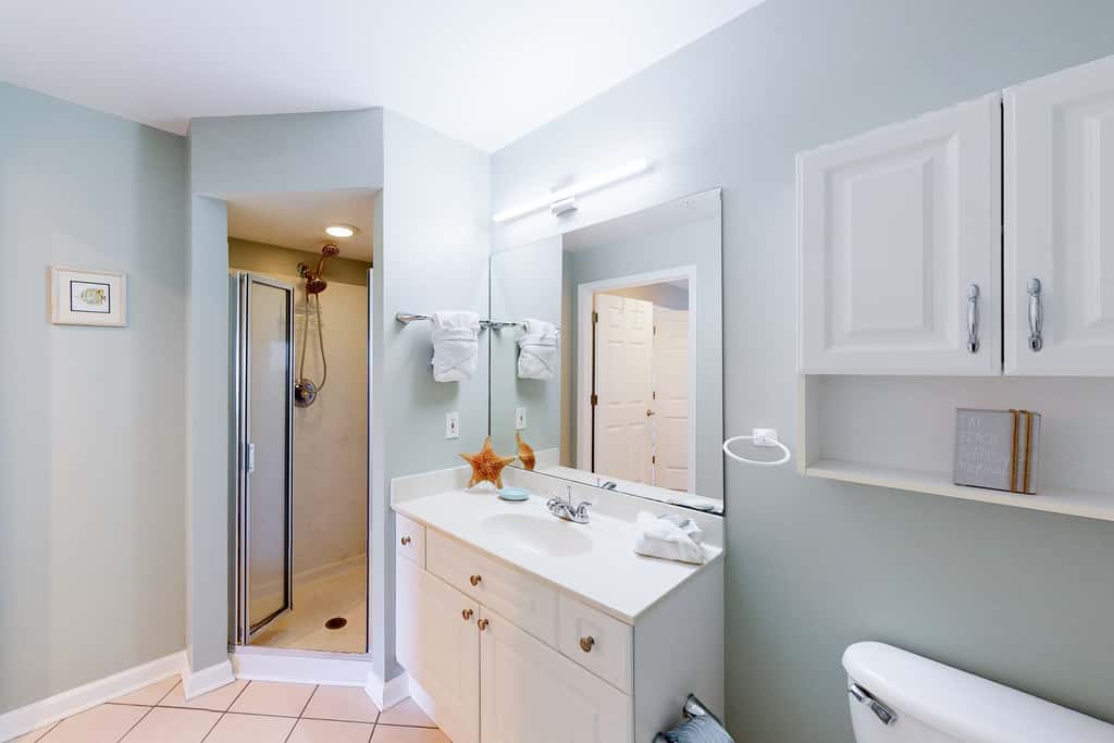 Ocean view condo with high-speed WiFi, balcony, shared pool, & beach access