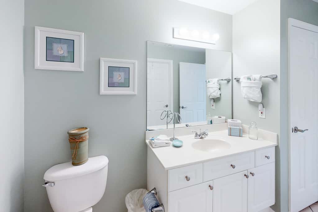 Ocean view condo with high-speed WiFi, balcony, shared pool, & beach access