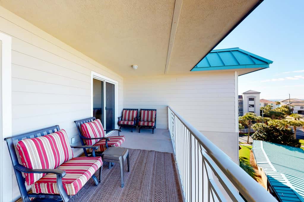 Ocean view condo with high-speed WiFi, balcony, shared pool, & beach access