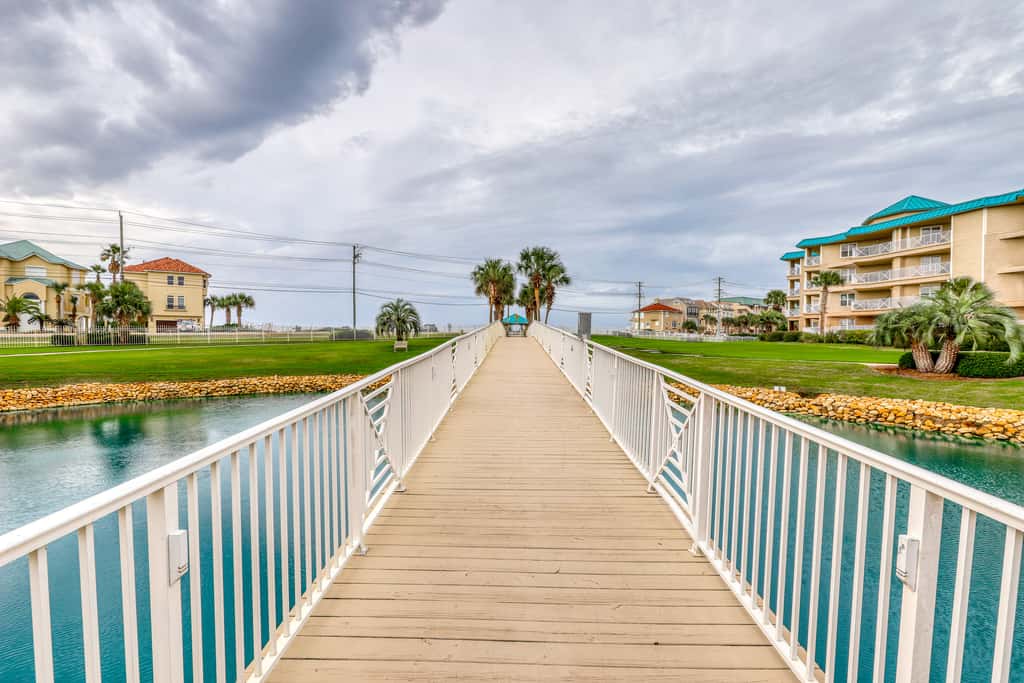 Ocean view condo with high-speed WiFi, balcony, shared pool, & beach access