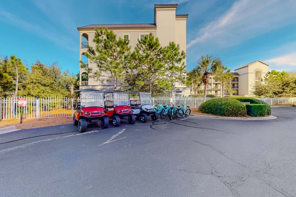 Ocean view condo with high-speed WiFi, balcony, shared pool, & beach access
