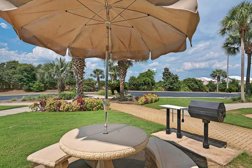 Ocean view condo with high-speed WiFi, balcony, shared pool, & beach access