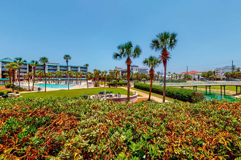Ocean view condo with high-speed WiFi, balcony, shared pool, & beach access
