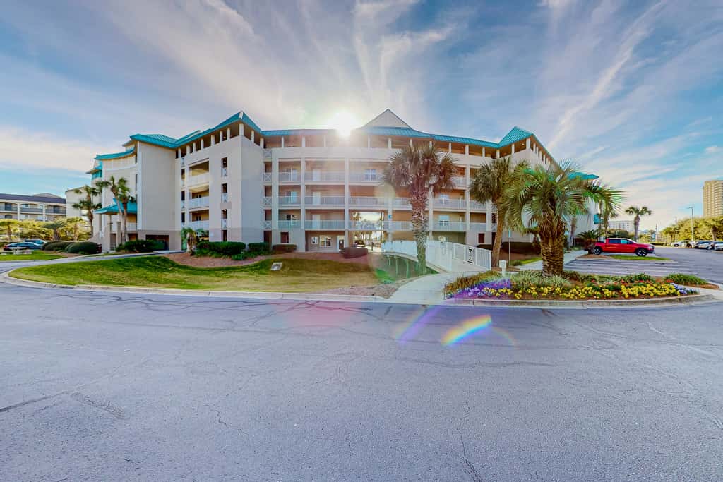 Ocean view condo with high-speed WiFi, balcony, shared pool, & beach access
