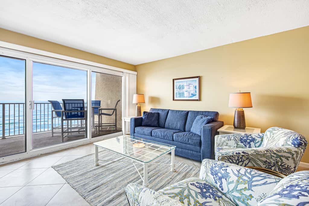 Welcoming Fourth-floor Condo with outdoor Pool & Tennis