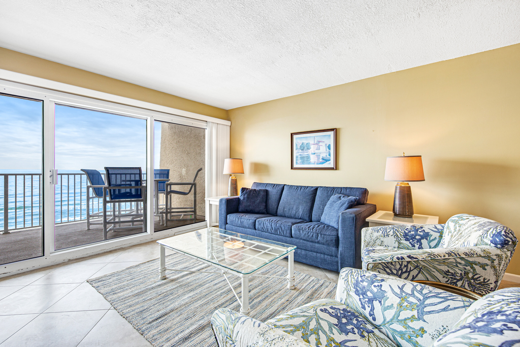 Welcoming Fourth-floor Condo with outdoor Pool & Tennis