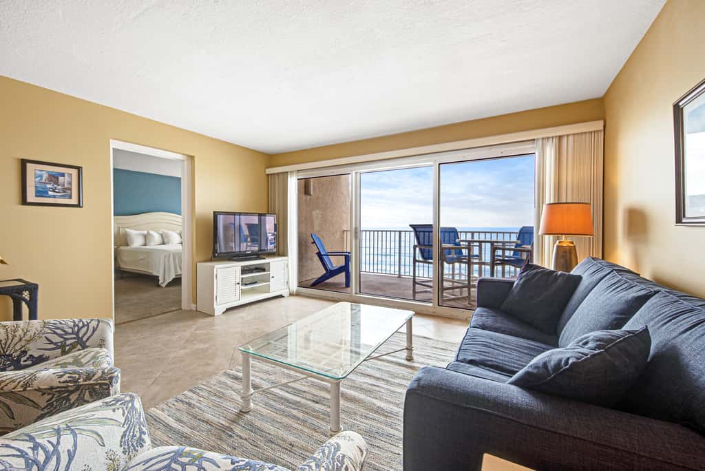 Welcoming Fourth-floor Condo with outdoor Pool & Tennis