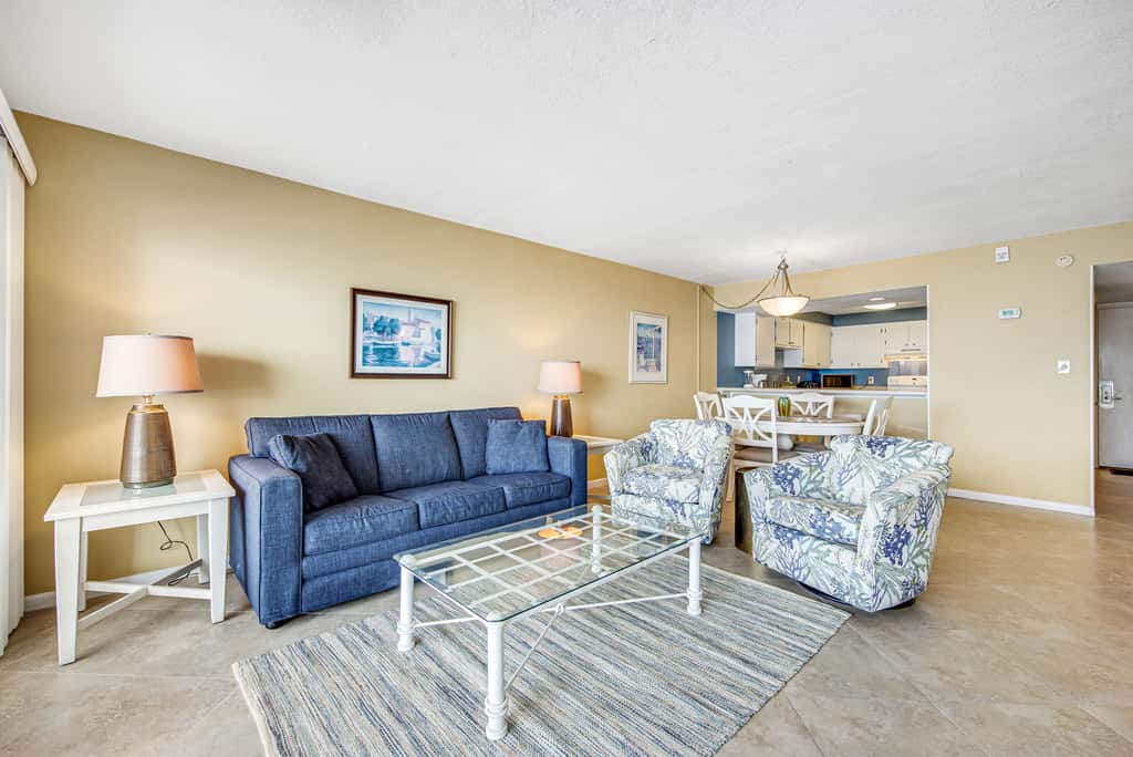 Welcoming Fourth-floor Condo with outdoor Pool & Tennis