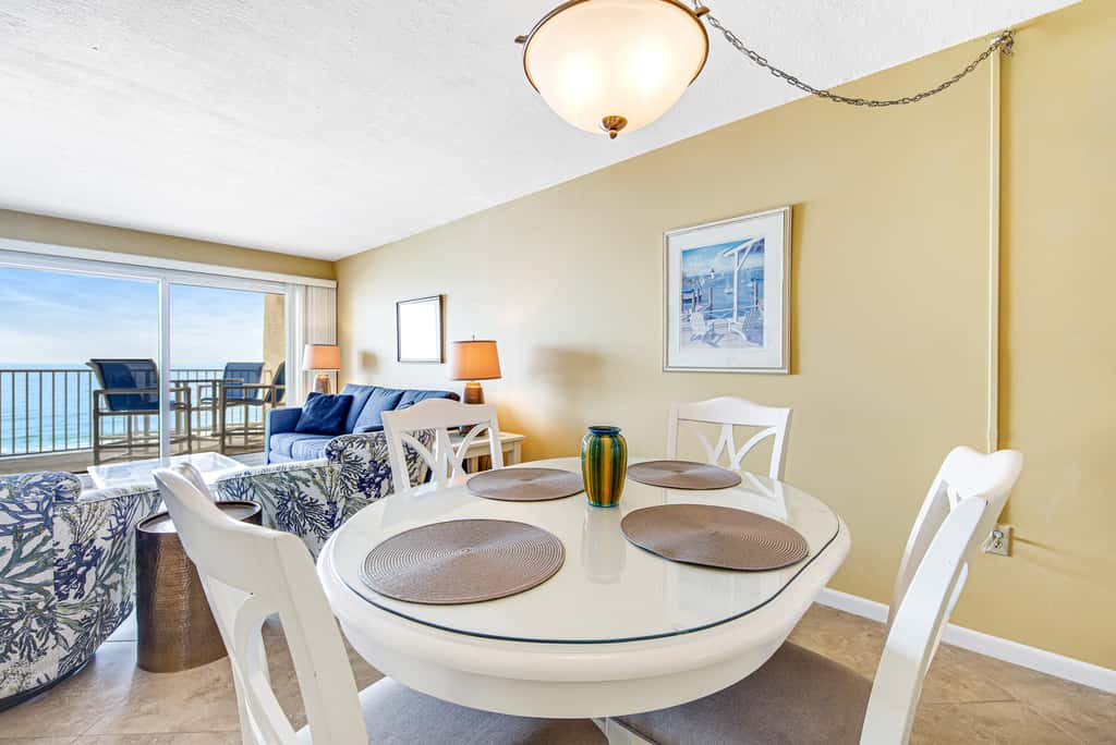 Welcoming Fourth-floor Condo with outdoor Pool & Tennis