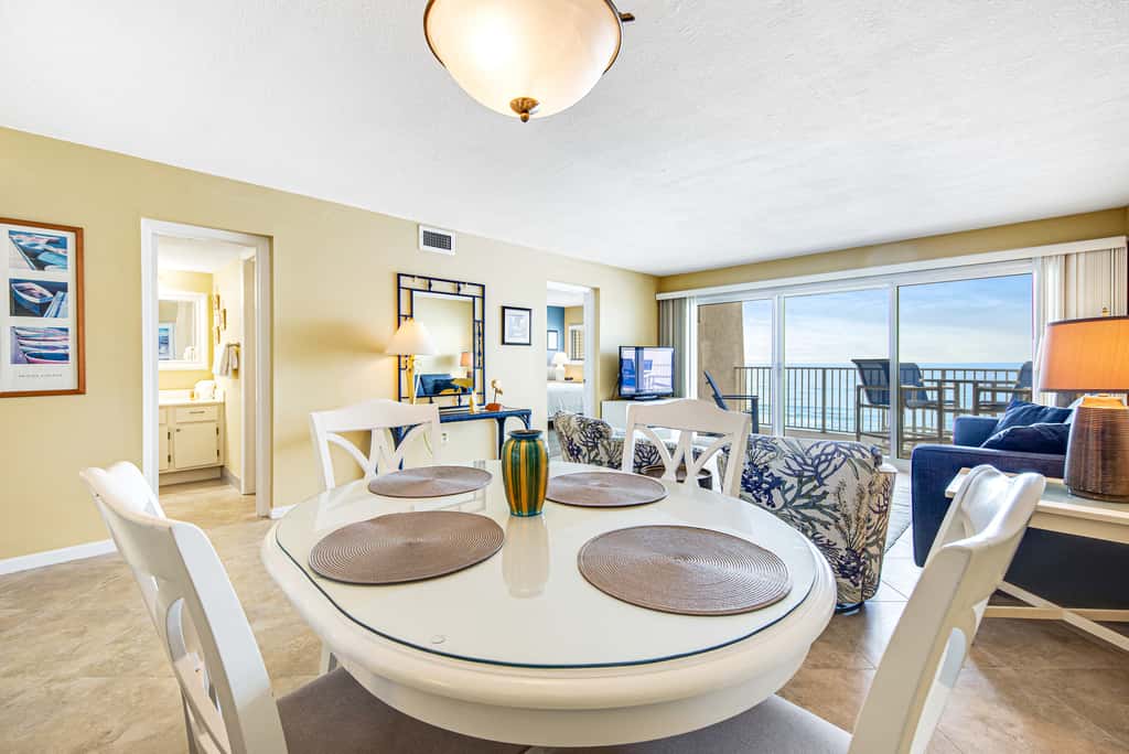 Welcoming Fourth-floor Condo with outdoor Pool & Tennis