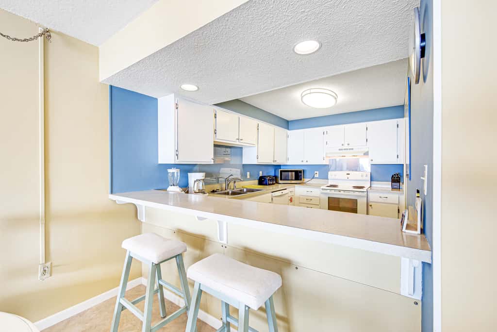Welcoming Fourth-floor Condo with outdoor Pool & Tennis