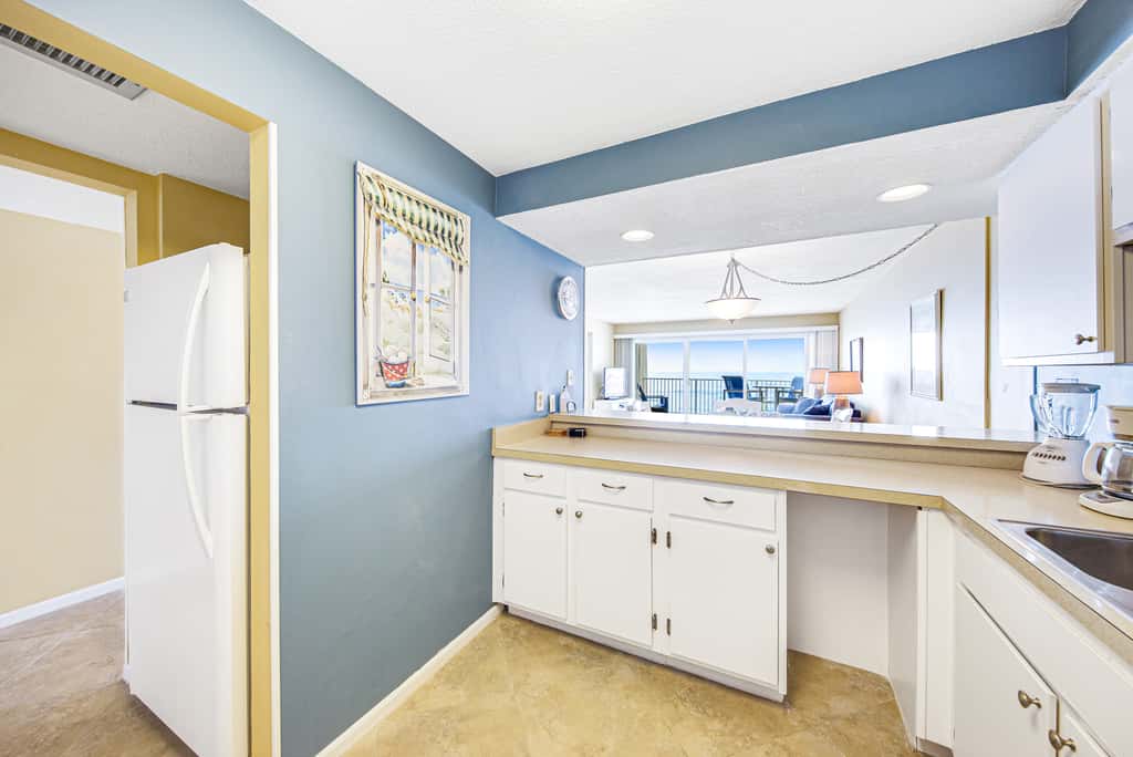 Welcoming Fourth-floor Condo with outdoor Pool & Tennis