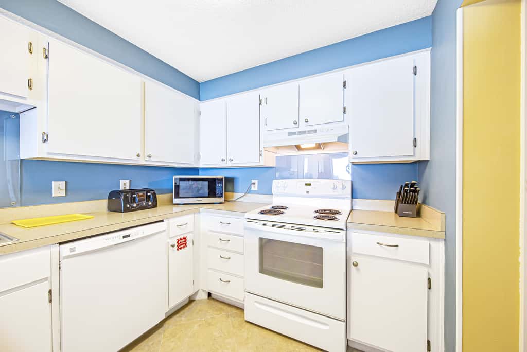 Welcoming Fourth-floor Condo with outdoor Pool & Tennis