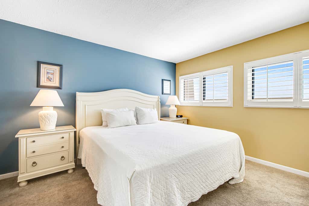 Welcoming Fourth-floor Condo with outdoor Pool & Tennis