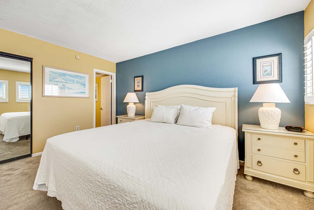 Welcoming Fourth-floor Condo with outdoor Pool & Tennis