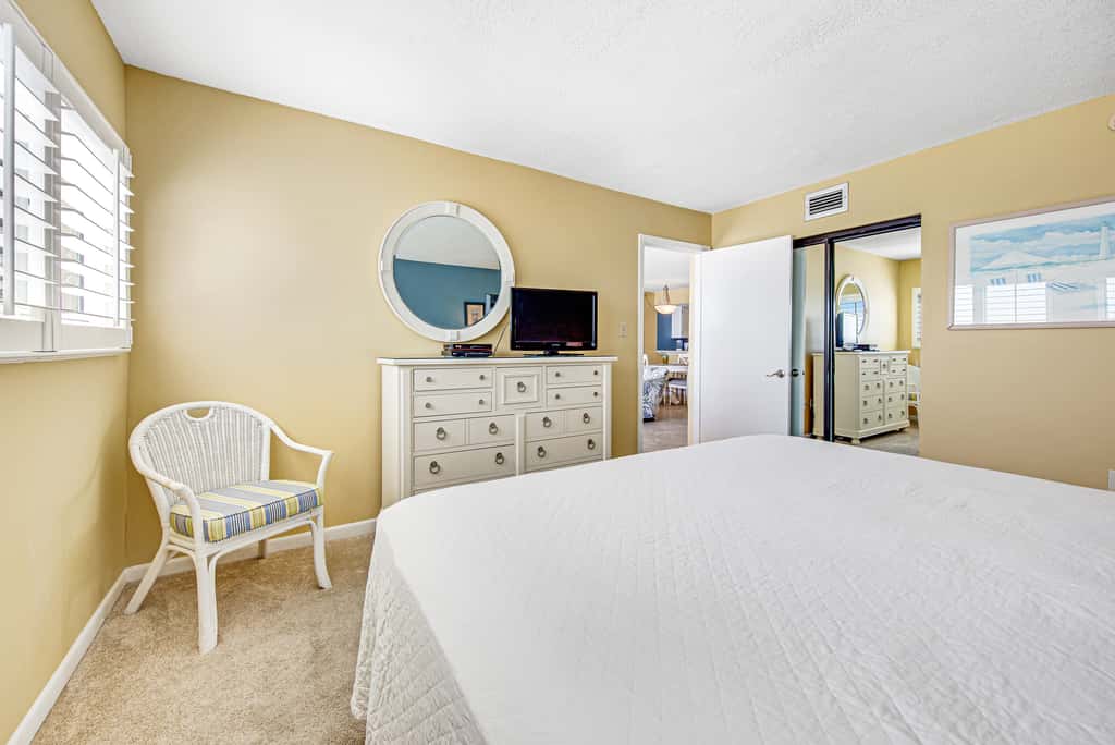 Welcoming Fourth-floor Condo with outdoor Pool & Tennis