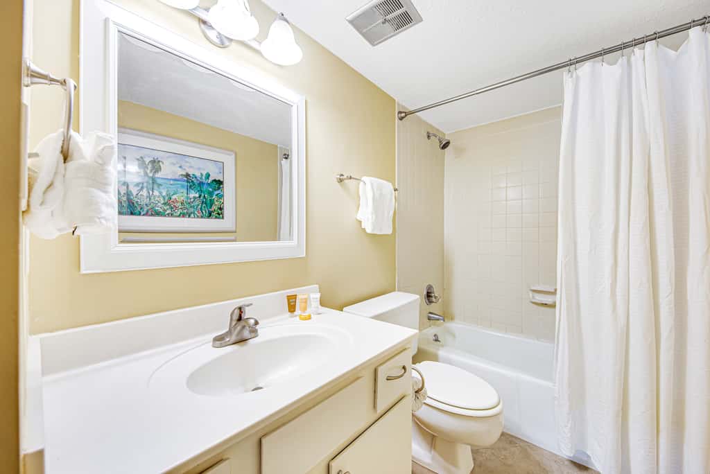 Welcoming Fourth-floor Condo with outdoor Pool & Tennis