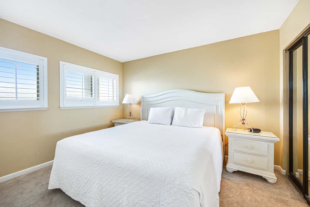 Welcoming Fourth-floor Condo with outdoor Pool & Tennis