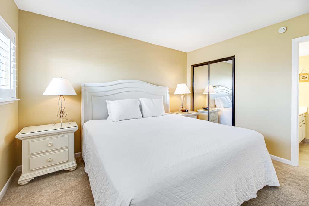 Welcoming Fourth-floor Condo with outdoor Pool & Tennis
